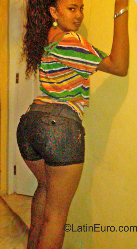 Date this stunning Dominican Republic girl Branda from Higuey DO23017