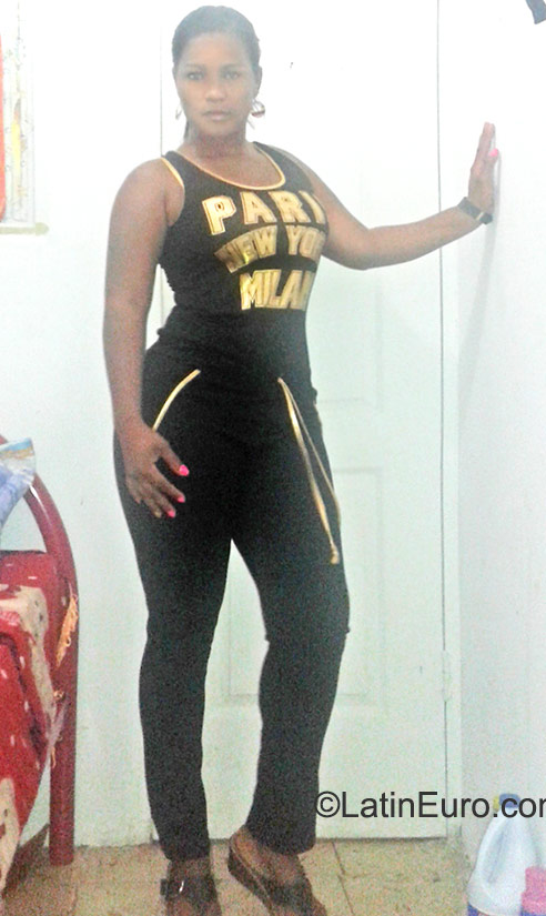 Date this happy Colombia girl Yaraldes from Panama City CO17897