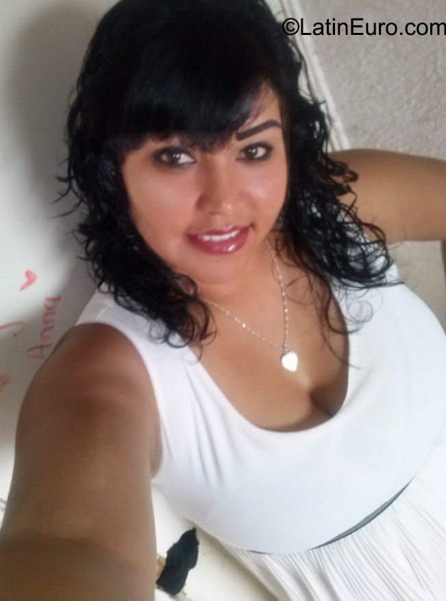 Date this nice looking Mexico girl Maria from Ensenada MX1447