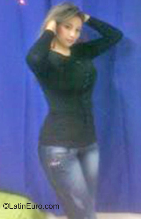 Date this attractive Colombia girl Linda from Bogota CO17923