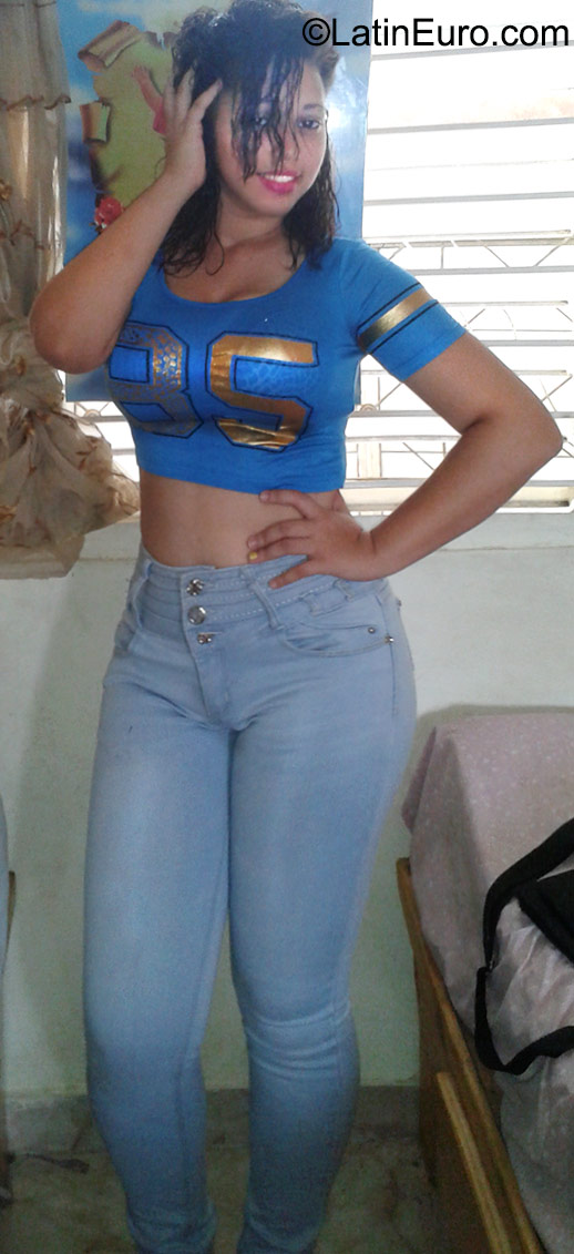 Date this foxy Dominican Republic girl Laura from Santo Domingo DO23207