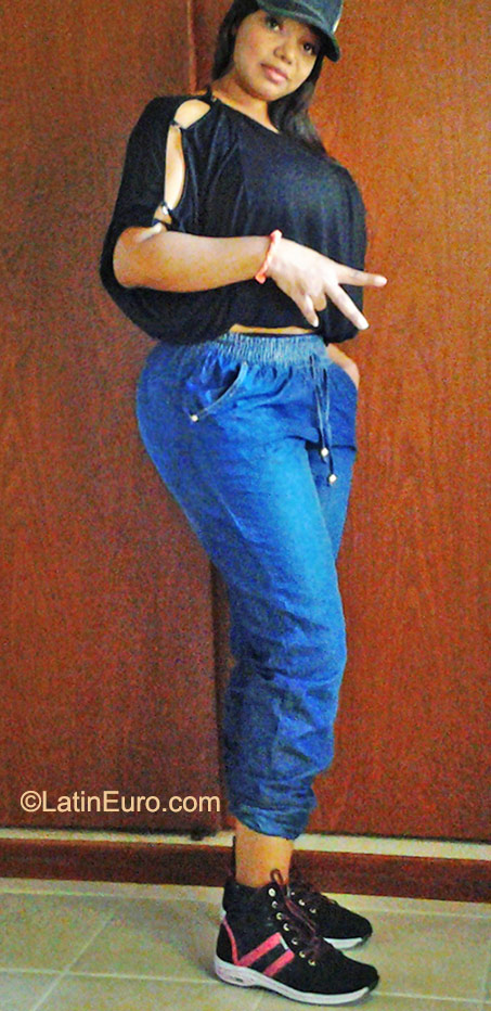 Date this gorgeous Colombia girl Adilesi from Cali CO17998