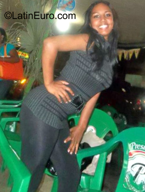 Date this pretty Dominican Republic girl Yamilet from Santo Domingo DO23221