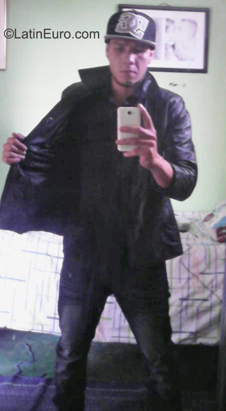 Date this hard body Colombia man Hector from Cali CO18118
