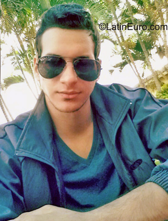 Date this athletic Dominican Republic man Manuel enrique from Santo Domingo DO23475