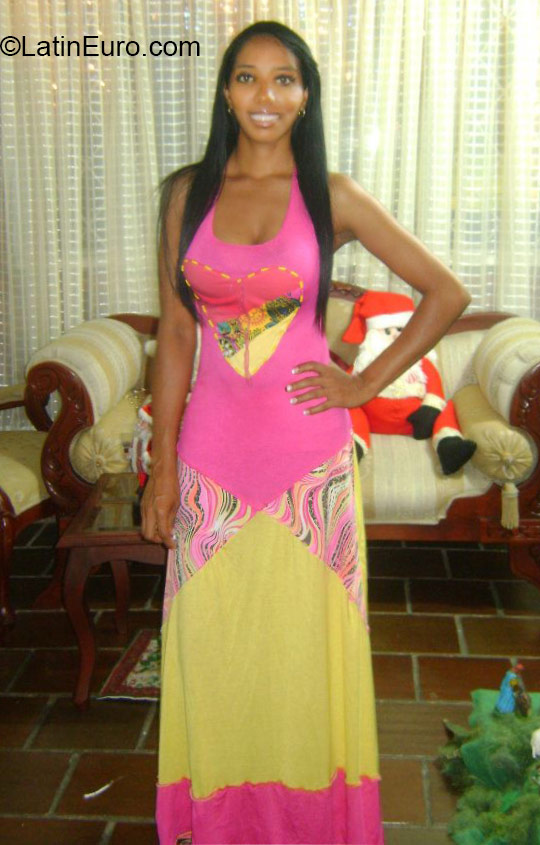 Date this happy Colombia girl Mariana from Cali CO30169