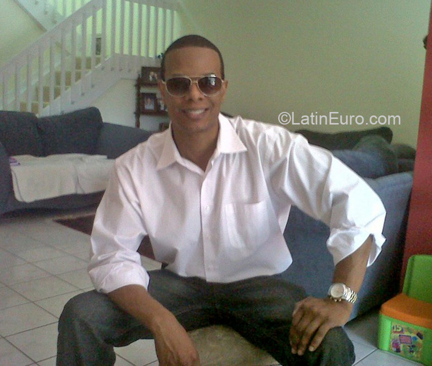 Date this young United States man Trueblue from Miramar US16640