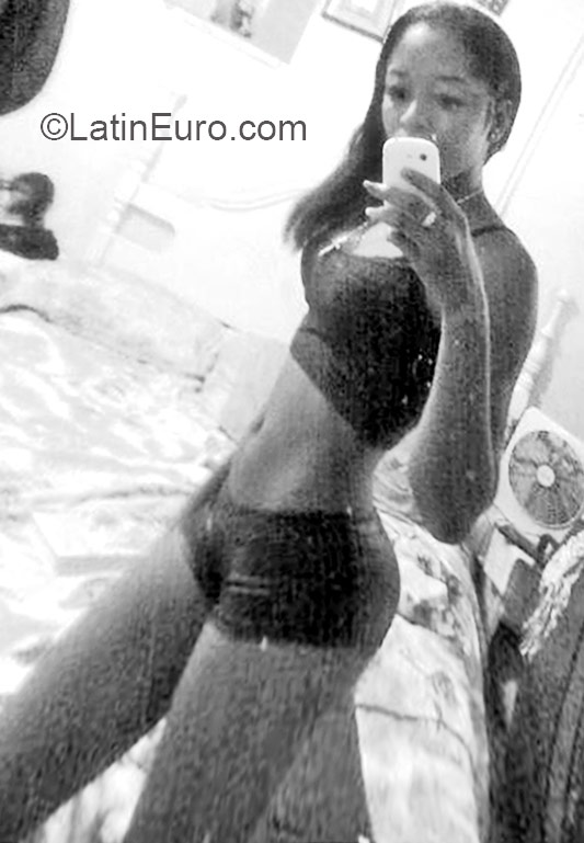 Date this nice looking Jamaica girl Delly23 from Kingston JM2197
