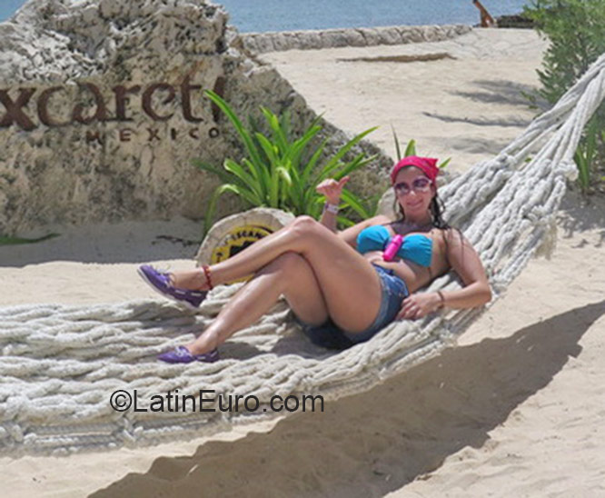 Date this good-looking Colombia girl Luz Elena from Cali CO18260