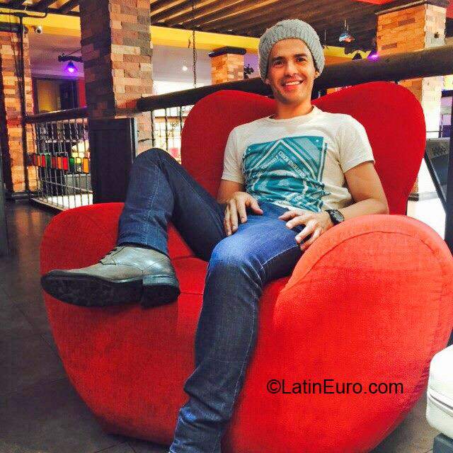 Date this hot Colombia man Hector from bogota CO18341