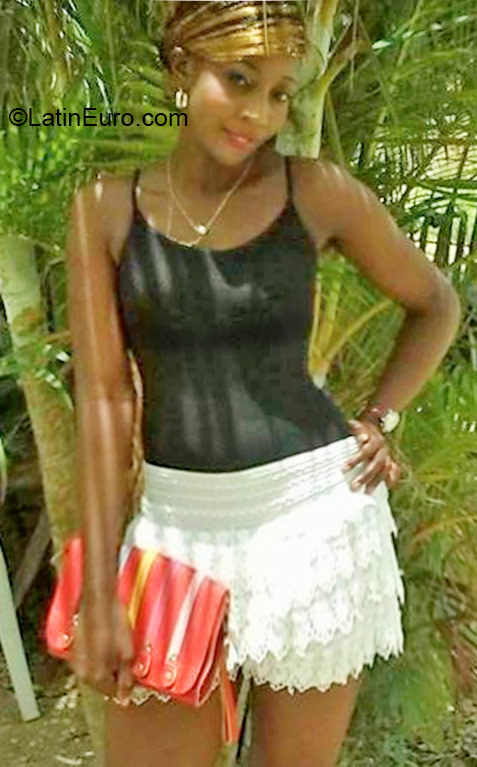 Date this cute Dominican Republic girl Valdina from Santo Domingo DO24324