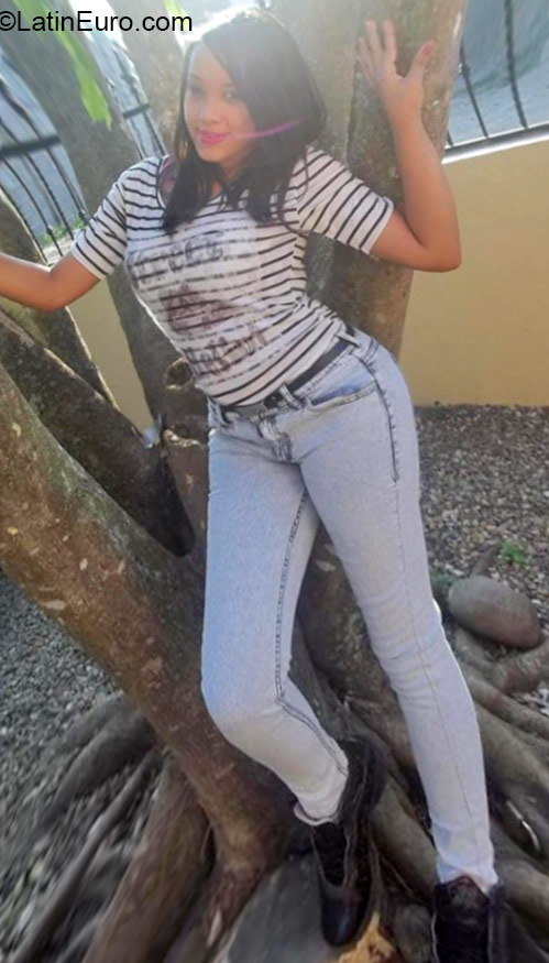 Date this athletic Dominican Republic girl Cami from La Vega DO24370