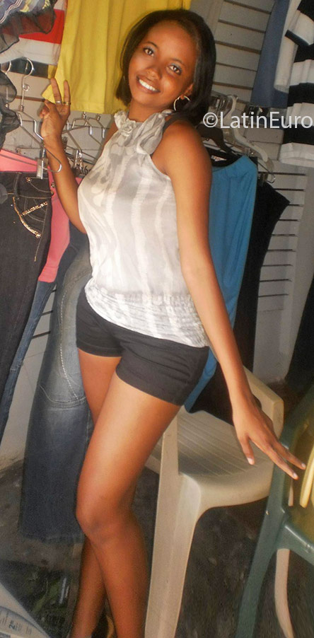 Date this happy Dominican Republic girl Estefany from Santo Domingo DO24667