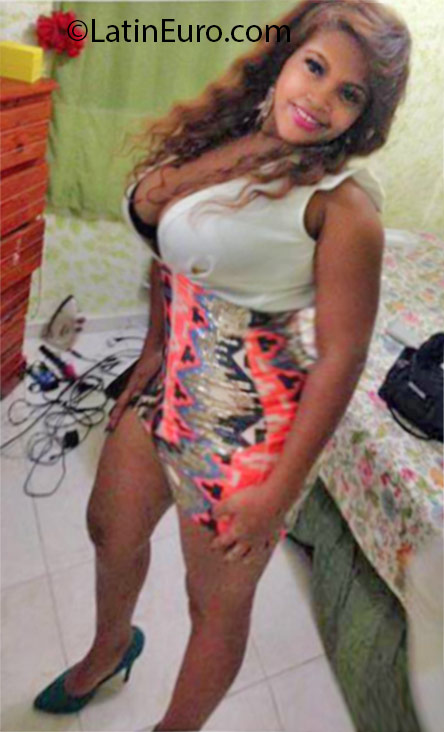 Date this voluptuous Dominican Republic girl Doris from Santo Domingo DO24675
