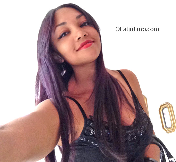 Date this foxy Dominican Republic girl Yahairia from Santiago DO24891
