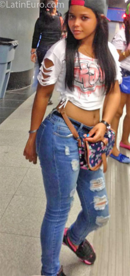 Date this good-looking Dominican Republic girl Mari from Santo Domingo DO25303