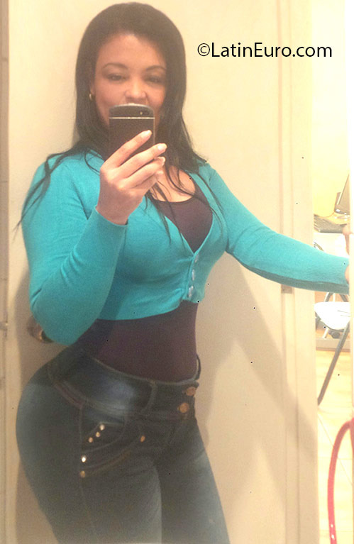 Date this voluptuous Colombia girl Isabel from Barranquilla CO18891