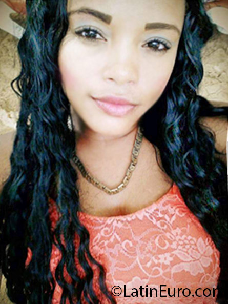 Date this happy Dominican Republic girl Naikey from Santo Domingo DO25700