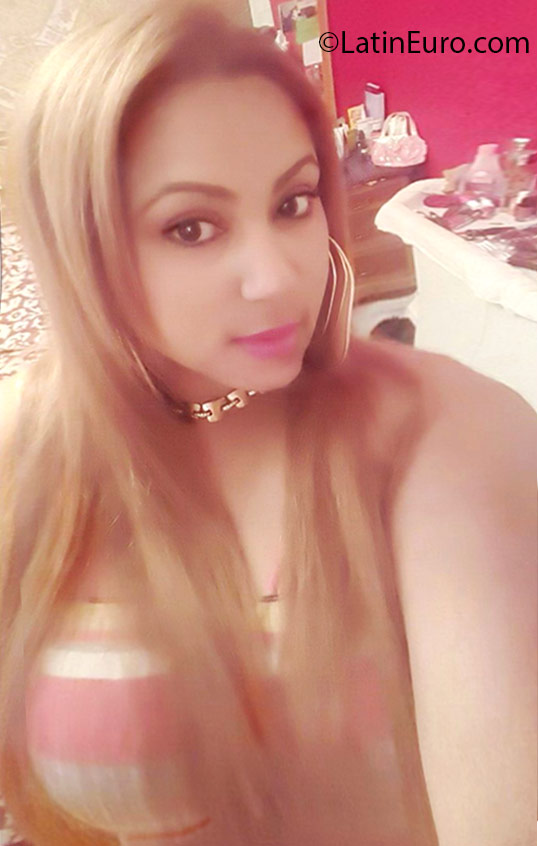 Date this happy Spain girl Aracelis from Barcelona ES342