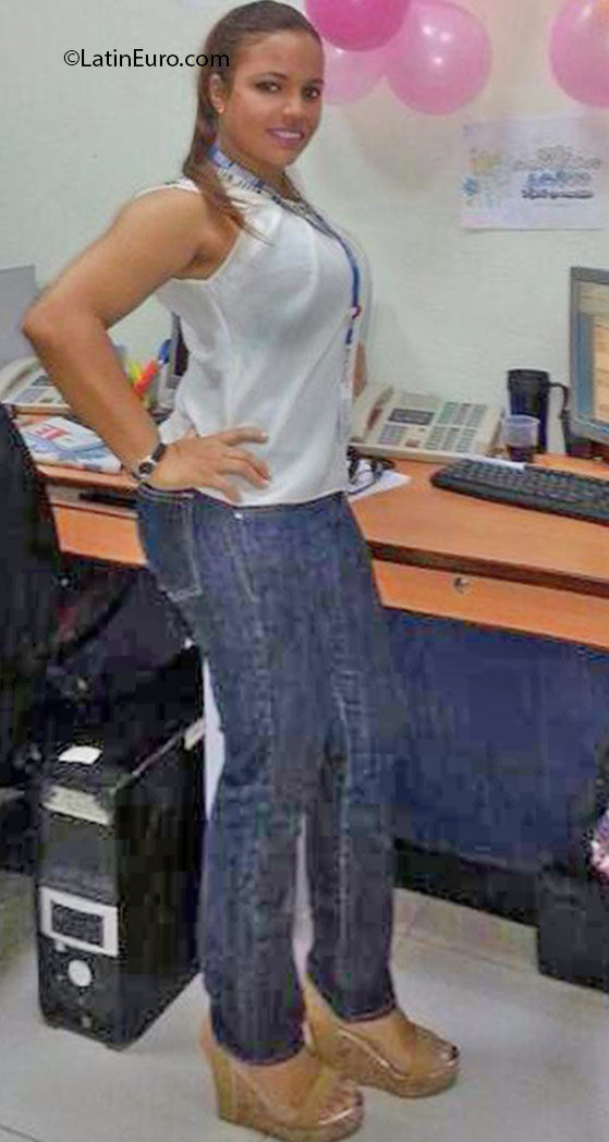 Date this nice looking Dominican Republic girl Flor from Santo Domingo DO25807