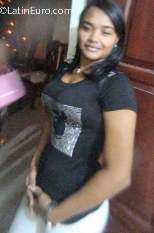 Date this good-looking Dominican Republic girl Bentia from Santo Domingo DO25817