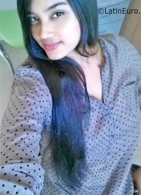 Date this pretty Dominican Republic girl Flor from Santo Domingo DO25955