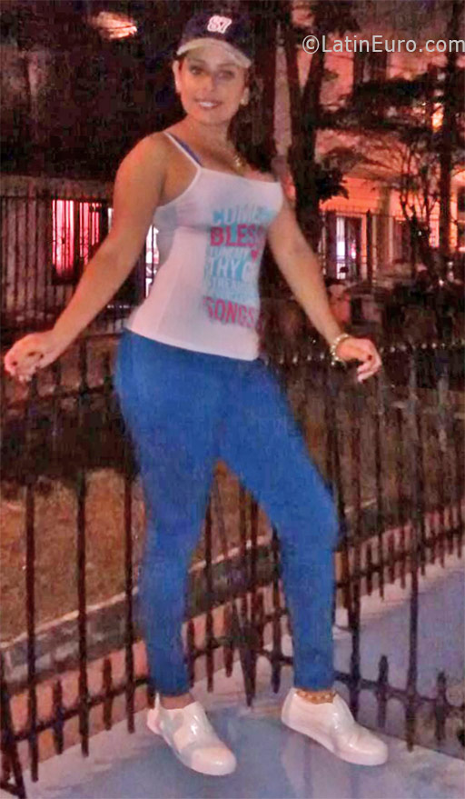 Date this lovely Colombia girl Karen from Cali CO19096