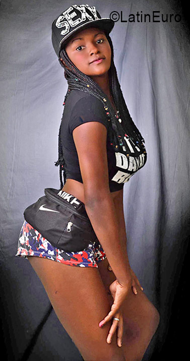 Date this attractive Colombia girl Maleja from Barranquilla CO19403