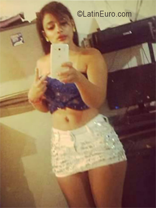 Date this foxy Colombia girl Dayana from Cali CO19506