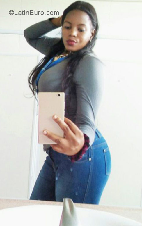Date this stunning Dominican Republic girl Hiyya from Santo Domingo DO27106