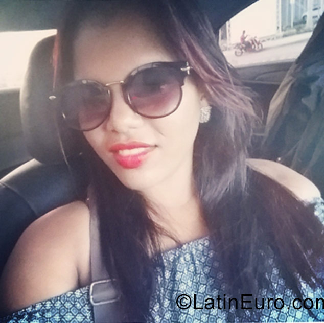 Date this foxy Dominican Republic girl Vicky from La Romana DO27264
