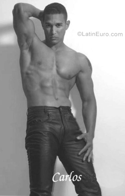 Date this athletic Dominican Republic man Erick from Santo Domingo DO27597