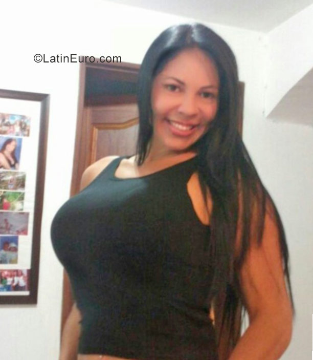 Date this good-looking Colombia girl Lina from Medellin CO20742