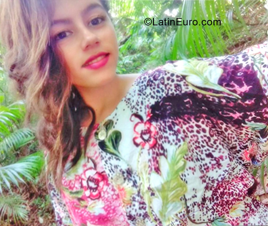 Date this funny Brazil girl Lorhana from Santana do araguaia BR9970