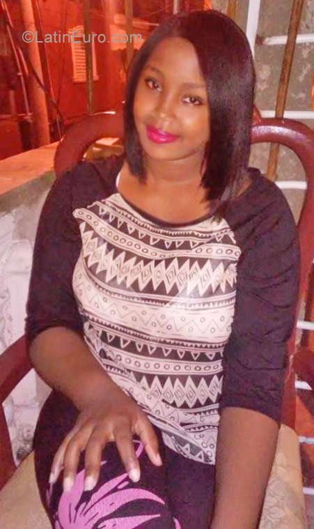 Date this hard body Dominican Republic girl Nairobi from Santo Domingo DO28547