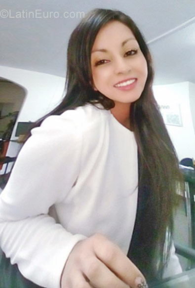 Date this stunning Colombia girl Alejandra from Bogota CO21477