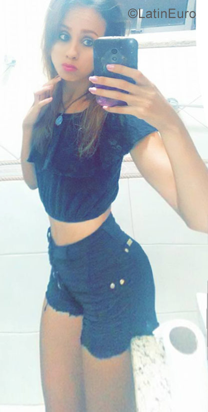 Date this voluptuous Brazil girl Thmey from Rio De Janeiro BR10103