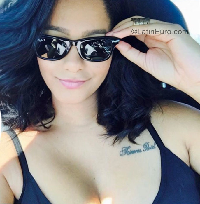 Date this hard body Dominican Republic girl Paola from Santo Domingo DO29356