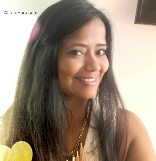 Date this good-looking Colombia girl Greys from Armenia CO22171