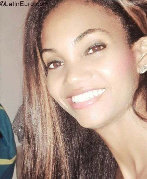 Date this sensual Dominican Republic girl Della from Santiago DO30020
