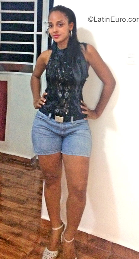 Date this happy Dominican Republic girl Johanna from Santo Domingo DO30074