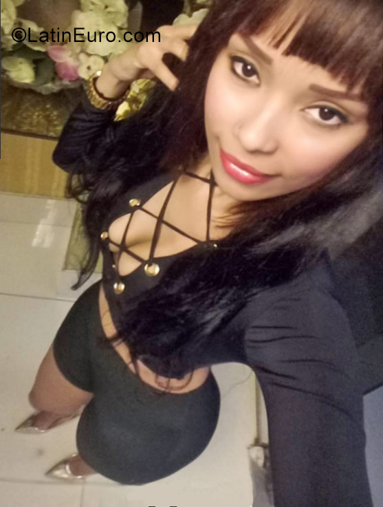 Date this hard body Dominican Republic girl Ammy from Santo Domingo DO40222