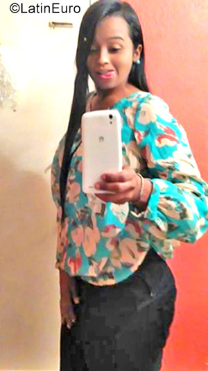 Date this pretty Venezuela girl Nairoby from Bogota VE953