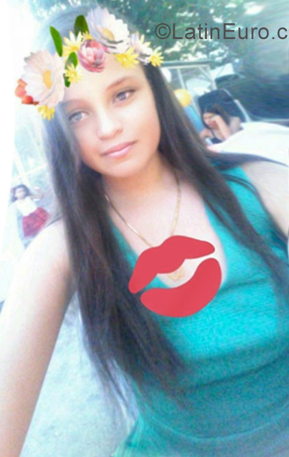 Date this good-looking Dominican Republic girl KAROLINA from Azua DO30354