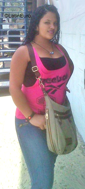 Date this pretty Venezuela girl Deseree from Maracaibo VE963