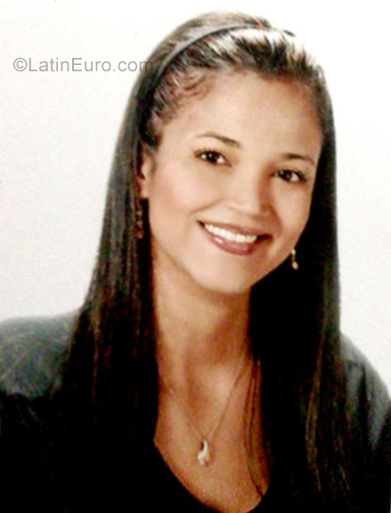 Date this attractive Colombia girl Lis from Cartagena CO22430