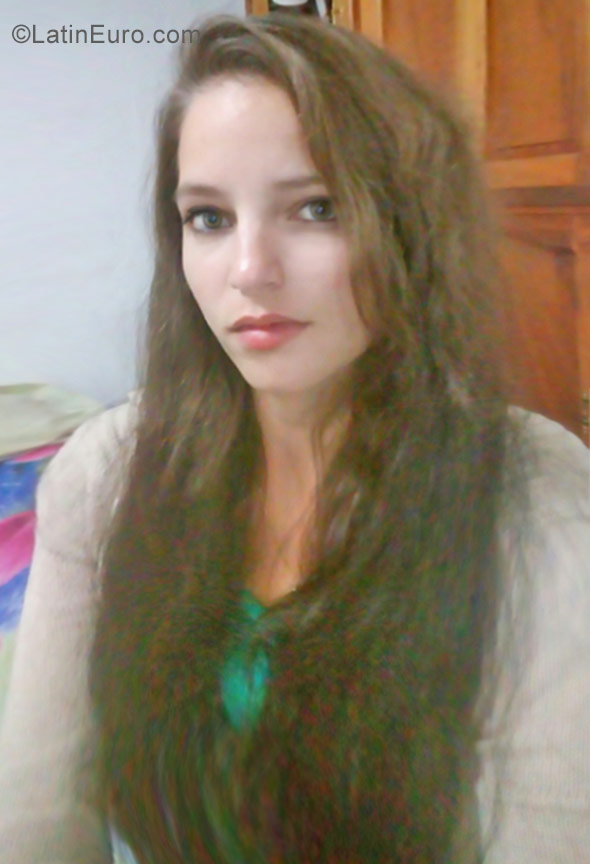 Date this attractive Cuba girl Yai from Havana CU128