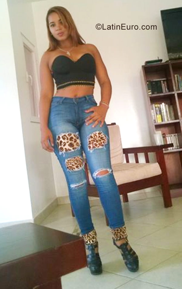 Date this delightful Dominican Republic girl Esmarlin from Santiago DO30469