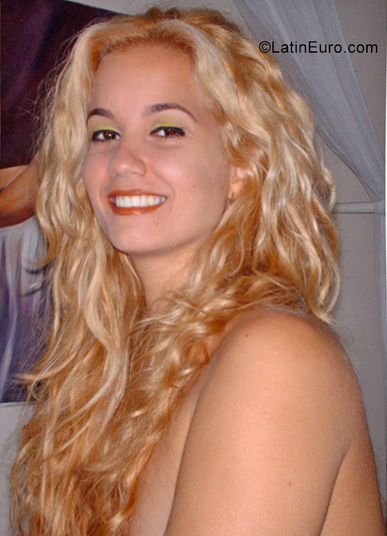 Date this lovely Cuba girl Yahi from Havana CU144