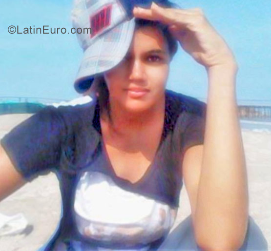 Date this voluptuous Colombia girl Yileth from Riohacha CO22655